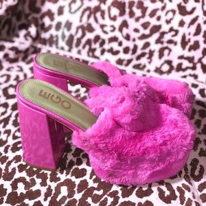 Pink Fuzzy Platform Clogs 💕